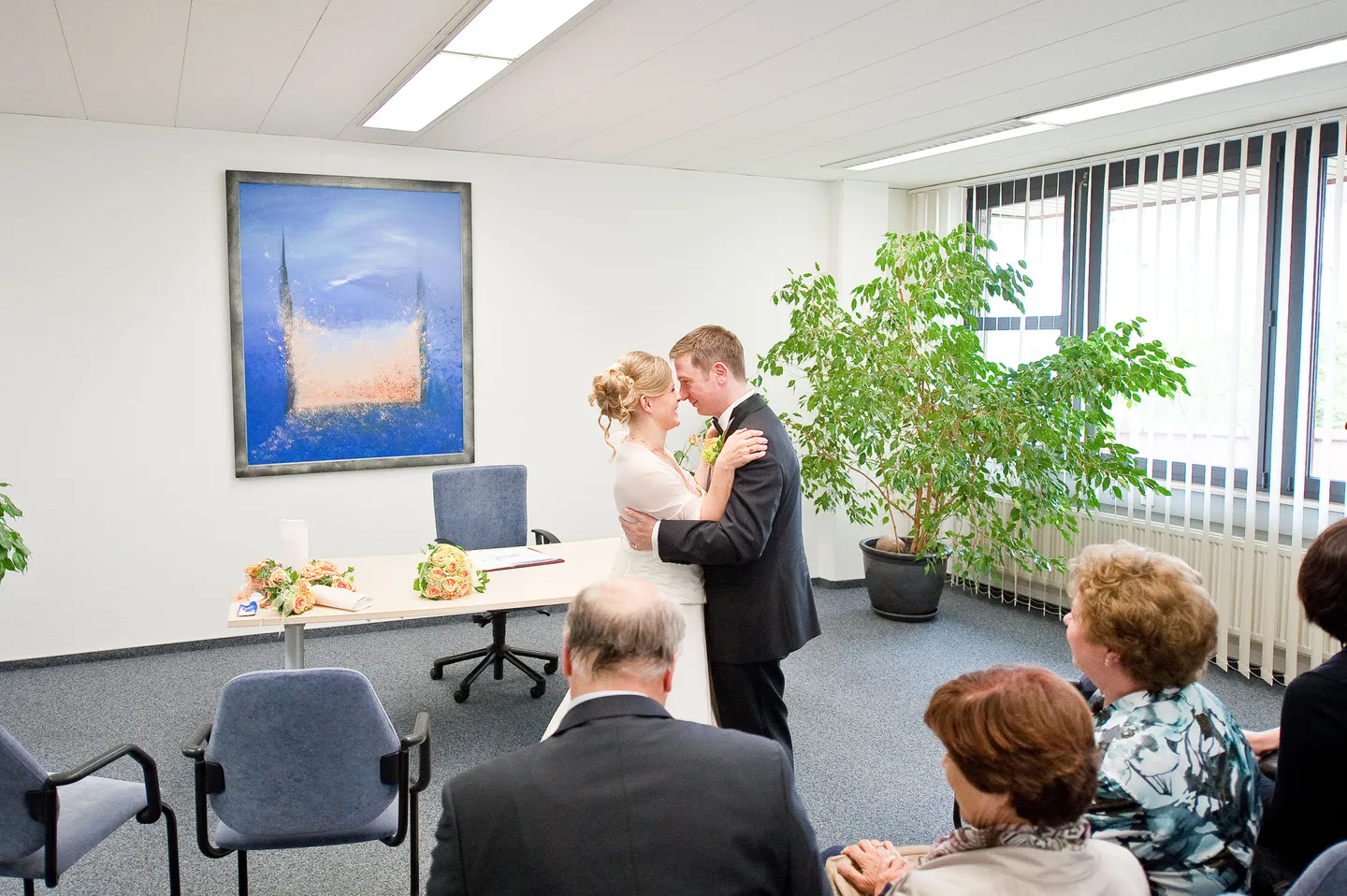 Couple marries in the registry office with guests