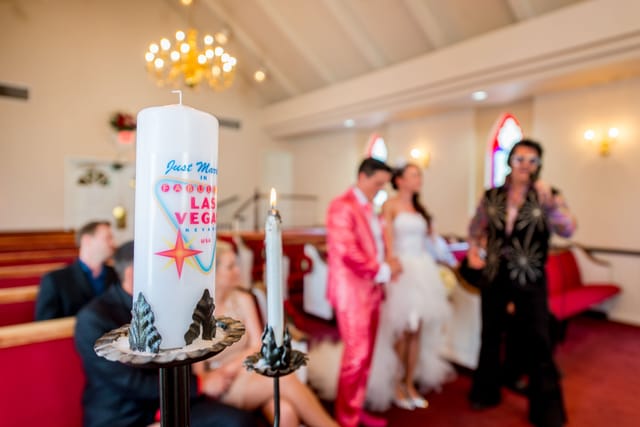 Wedding in Las Vegas chapel with Elvis impersonator
